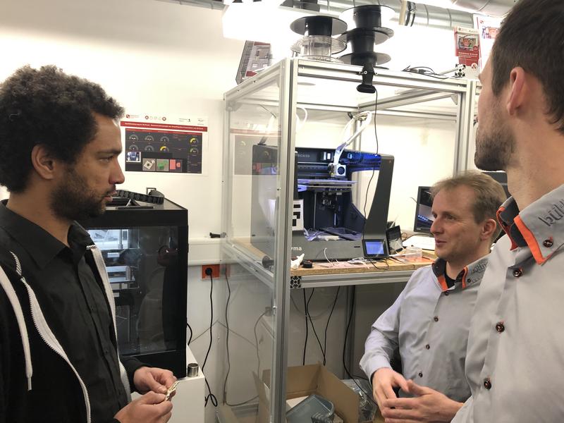  Von links: Patrick Ongom-Along stellt Ronny Büttner und Benjamin Köhler die Modellfabrik 3D-Druck vor