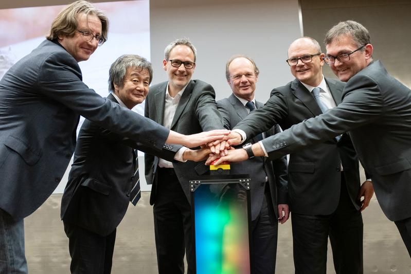 Drückten den Startknopf für JUSTUS 2 (v.l.): Prof. Fedor Jelezko, Yuichi Kojima (NEC), Prof. Andreas Köhn, Uni-Präsident Prof. Michael Weber, Ulrich Steinbach (MWK) und Prof. Stefan Wesner