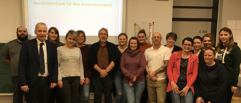 Peter Christ-Kobiela (sechster von links), OStR, Fachkonferenzleiter Pflege mit beteiligten Schülern der Berufsbildenden Schule Simmern und Prof. Dr. Albert Brühl (zweiter von links)