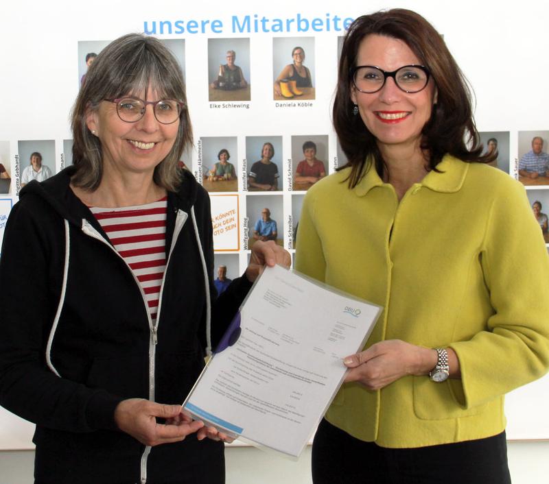 DBU-Kuratoriumsvorsitzende Rita Schwarzelühr-Sutter, MdB (r.) überreicht Ulla Hahn, Leiterin des Familienzentrum Hochrhein, das Bewilligungsschreiben der DBU.