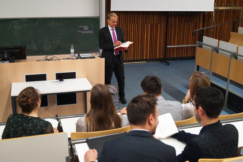 Prof. Dr. Frank Maschmann hat den berufsbegleitenden Masterstudiengang  LL. M. Human Resource Management konzipiert.