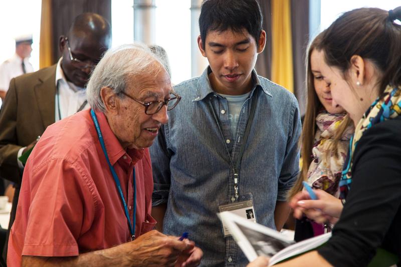 Nobel Laureate Edmond Fischer with young scientists at the 64th Lindau Nobel Laureate Meeting 2014