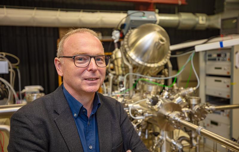 Prof. Dr. Armin Gölzhäuser leitet das neue EU-Projekt. Universitäten und Unternehmen arbeiten darin zusammen, um Nanomembranen zu entwickeln, die effizient Wasser abspalten können.