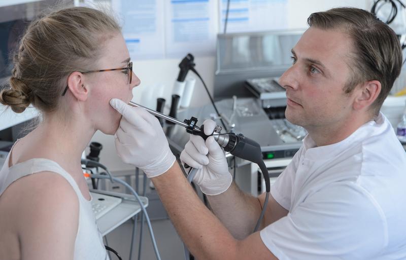 Dr. Fabian Kraus bei einer endoskopischen Untersuchung im Interdisziplinären Zentrum für Stimme und Schlucken des Uniklinikums Würzburg.