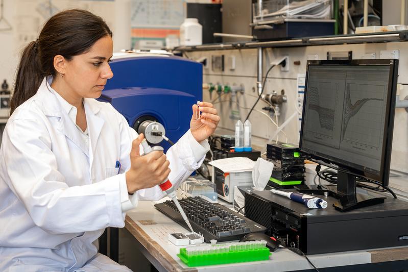 PhD student Pamina Kazman examines the folding and stability of antibody domains with the circular dichroism spectrometer of the Chair of Biotechnology.