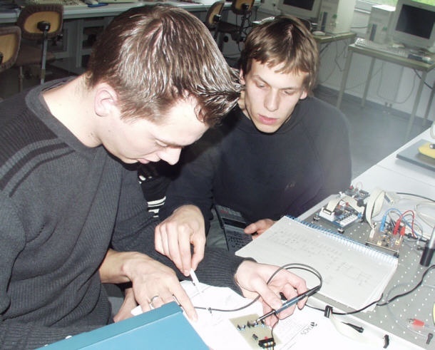 Studenten bei der Projektarbeit