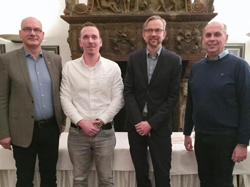 Preisverleihung beim VDI (v.l.n.r.): Prof. Dr. Stefan Vöth, Julian Tschersich,  Prof. Dr. Peter Frank, VDI-Vorsitzender des Bochumer Bezirksvereins, und Dipl. Ing. Frank Baumann von Mönninghoff.