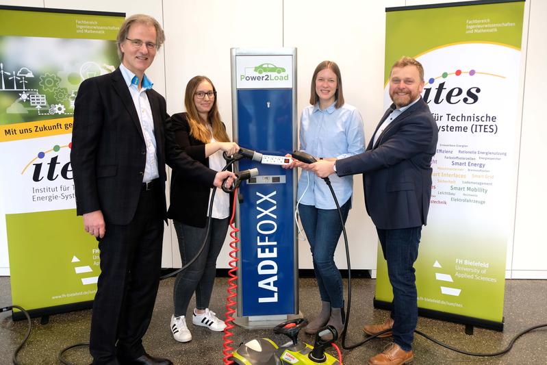 Die Projektpartner von Power2Load: Dr. Peter Westerbarkey (Westaflex GmbH), Julia Eberharter (Archimedes Technik GmbH), Katrin Schulte und Prof. Dr.-Ing. Jens Haubrock (beide FH Bielefeld)