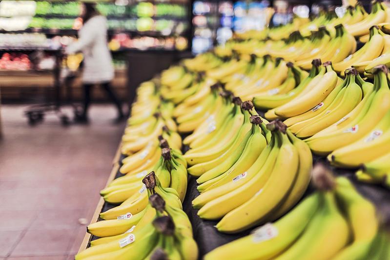 Damit Bananen auf der Ladentheke in strahlendem Gelb zum Kauf verlocken können, werden sie oft noch unreif gepflückt und verfrachtet. Bild: pixabay