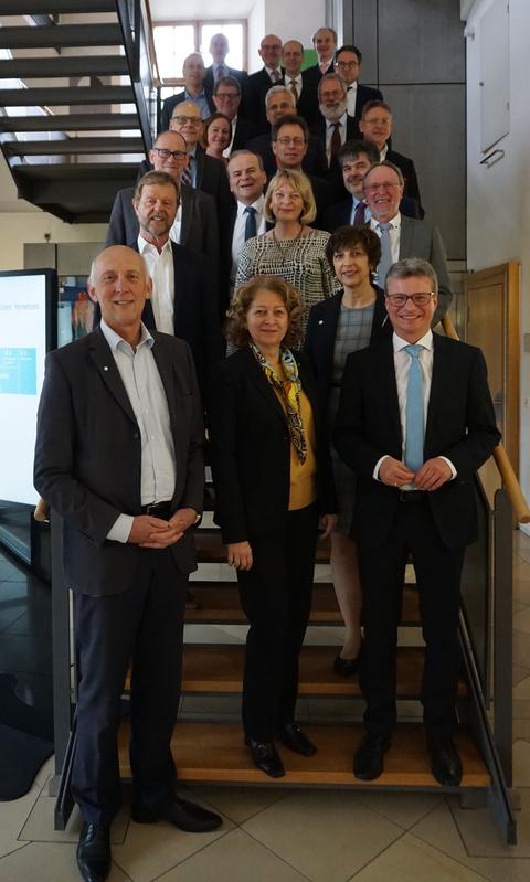 Wissenschaftsminister Bernd Sibler (vorne rechts) zu Gast bei Hochschule Bayern. 