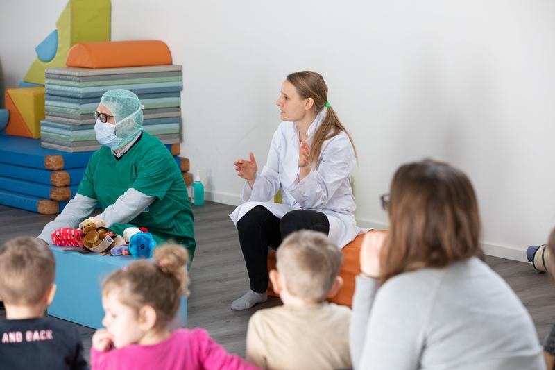 Josef Hartenberger (li.) kam in voller OP-Montur in den Kindergarten und informierte die Kinder über die hygienischen Schutzmaßnahmen im UKR.