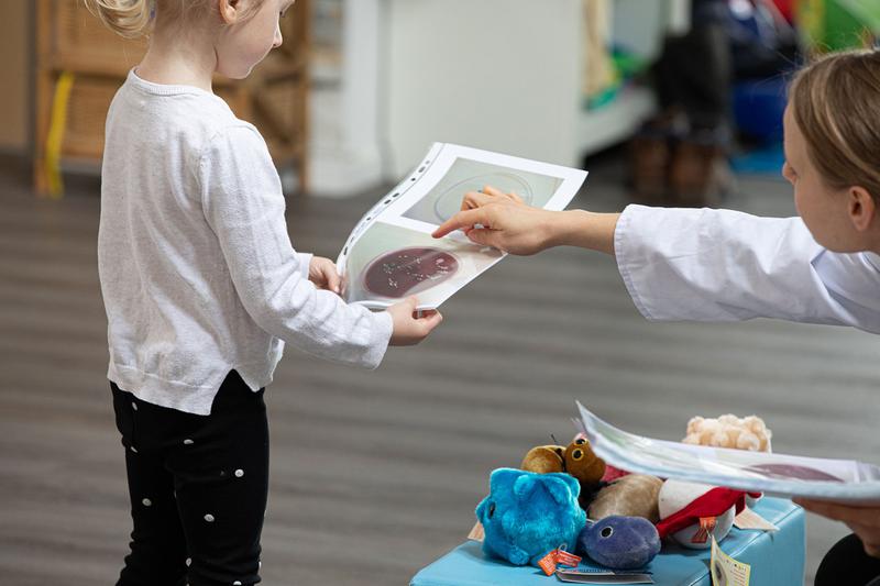 Dr. Aila Caplunik-Pratsch erklärt den Kindern, welche Bakterien sich auf ihren Händen angesiedelt haben.