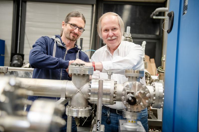  Arne Ludwig (links) und Andreas Wieck sind Experten für die hochpräzise Herstellung von Halbleiterproben.