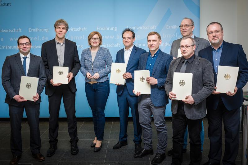 Der Würzburger Forscher Dr. Christian Hüttich (5.v.l.) mit dem AgriSens-Projektteam bei der Förderbescheidübergabe durch Bundeslandwirtschaftsministerin Julia Klöckner in Berlin.