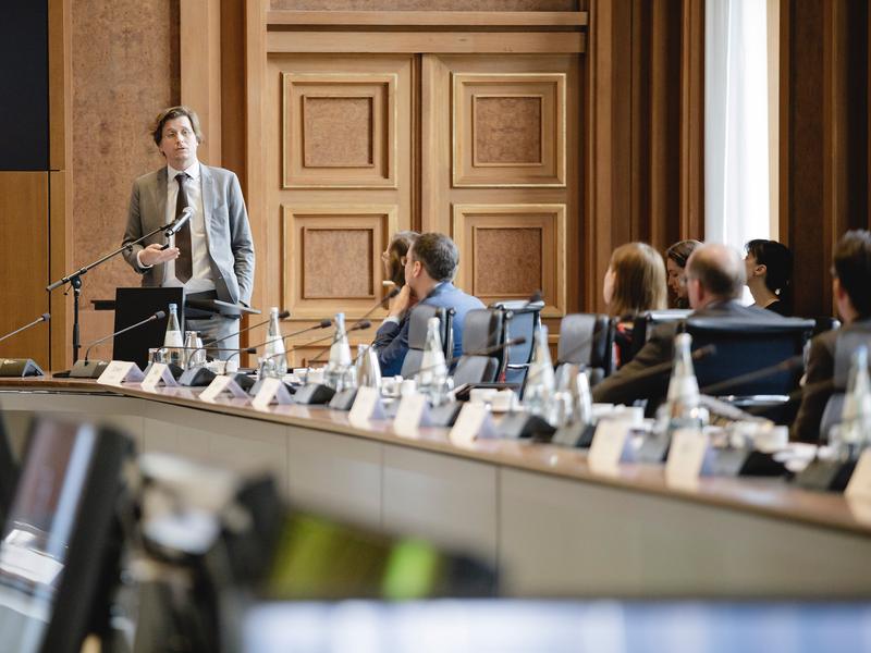 Prof. Dr. Moritz Schularick vom Exzellenzcluster ECONtribute der Universitäten Bonn und Köln bei der Vorstellung der Studie in Berlin. 