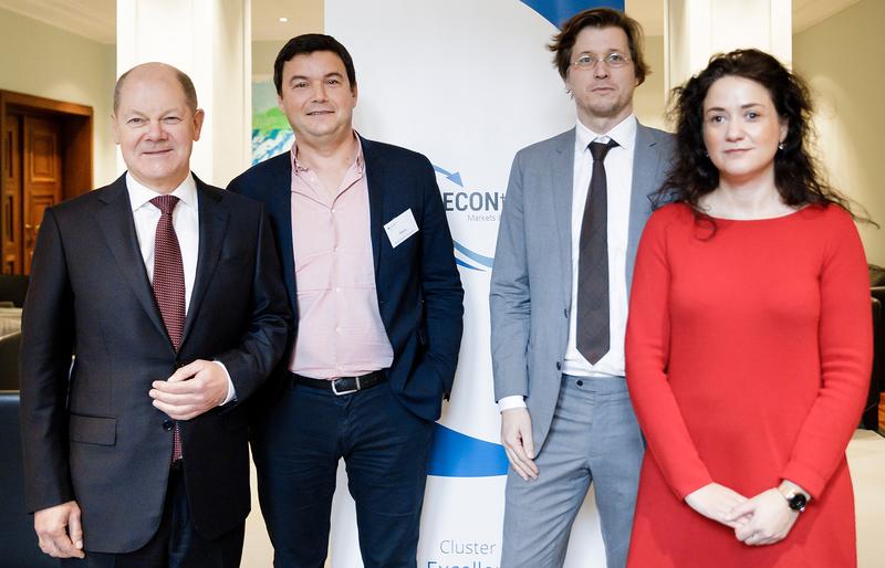 Gruppenfoto: (von links) Bundesfinanzminister Olaf Scholz, Prof. Thomas Piketty, Prof. Moritz Schularick und die parlamentarische BMF-Staatssekretärin Sarah Ryglewski. 