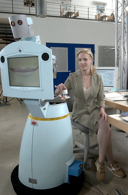 Kollegen im Institut für angewandte Zukunftsforschung: Roboter J.J. (Care-O-bot) und Jenny Holl (Eva Meier).