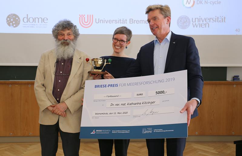 Der BRIESE-Preis für Meeresforschung 2019 wurde heute am IOW an die Mikrobiologin Katharina Kitzinger (Mitte) verliehen. Kapitän Klaus Küper, BRIESE-Reederei (r.), IOW-Direktor Ulrich Bathmann (l.).