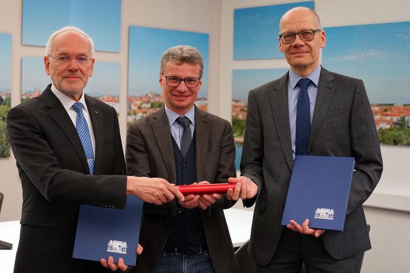 (v.li.n.re.) Prof. Dr. Michael Braun, Wissenschaftsminister Bernd Sibler, Prof. Dr. Niels Oberbeck