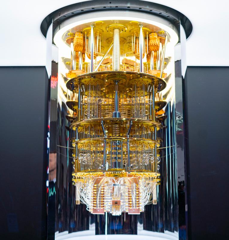2021 wird ein solcher IBM Q System One Quantencomputer in einem Rechenzentrum von IBM Deutschland bei Stuttgart installiert.