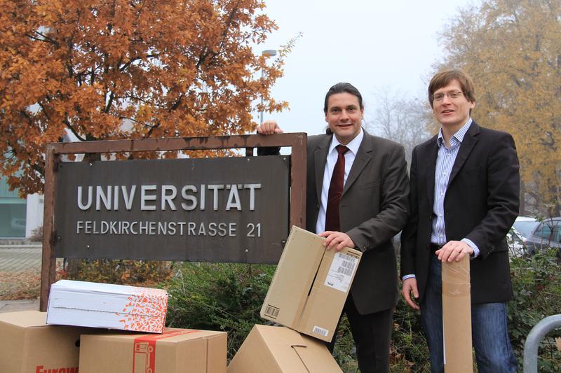 Björn Asdecker (r.) und Lehrstuhlinhaber Eric Sucky 