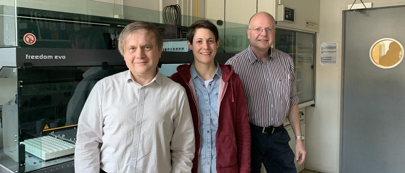 Prof. Arne Skerra (rechts) und sein Team Dr. Andreas Eichinger und Carina A. Sommer im Labor.