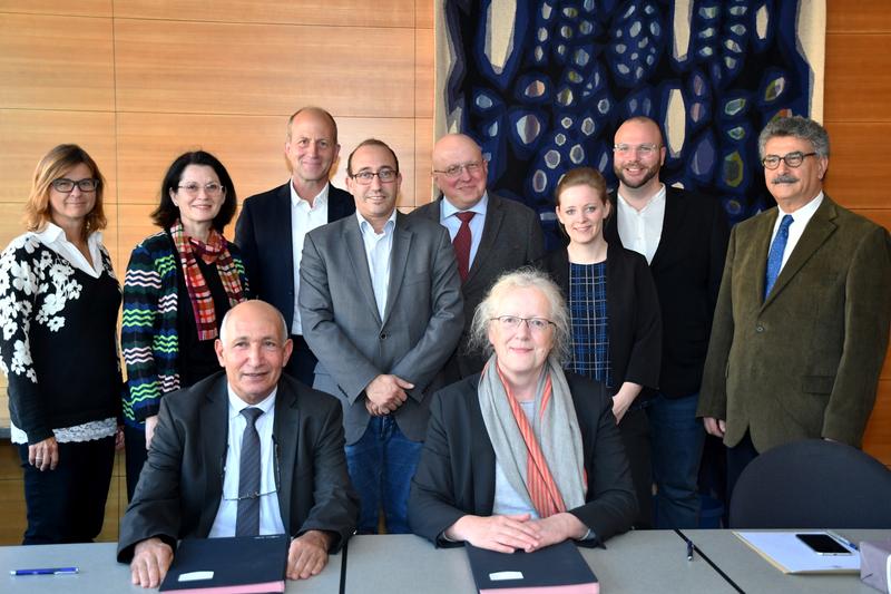 Prof. Dr. Habib Sidhom, Präsident der Université de Tunis, und die Marburger Universitätspräsidentin Prof. Dr. Katharina Krause (vorne) unterzeichneten ein Memorandum of Understanding.