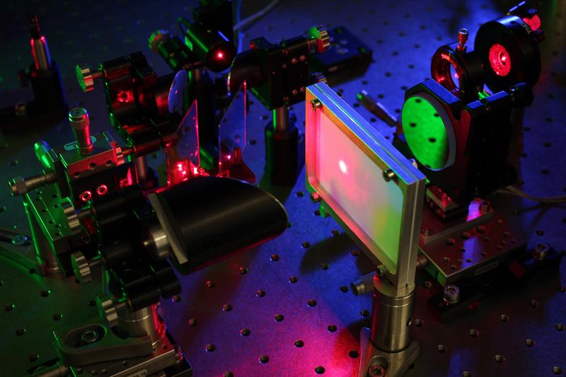 Experimenteller Aufbau zur quantenoptischen Schichtdickenmessung im Terahertz-Spektralbereich durch Messen sichtbarer Photonen. Foto: Fraunhofer ITWM