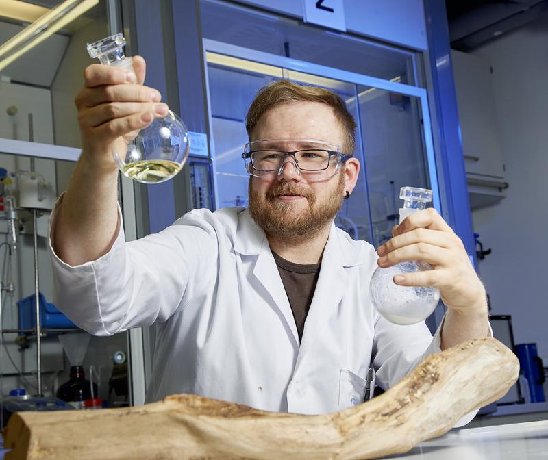 Bernhard Stadler, wissenschaftlicher Mitarbeiter am Liebniz-Institut für Katalyse in Rostock, entwickelt Klebstoff aus Holzabfällen.