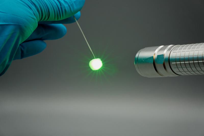 Aerobornitrid streut das Licht eines Laserstrahls homogen in alle Richtungen.