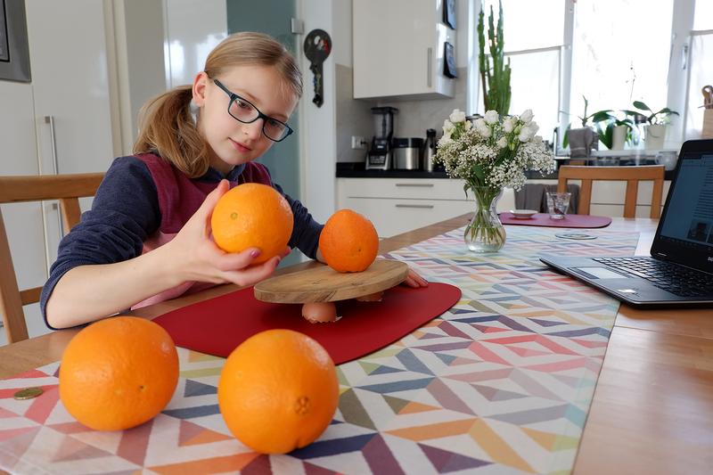 Wie viele Orangen kann ein „Eierschalen-Fundament“ tragen? – Technikfreundin Esther (9) hat viel Spaß beim Experimentieren zu Hause.