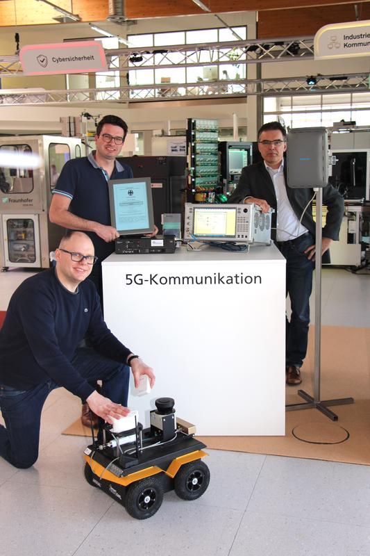 5G-Forschung für die Industrie aus Lemgo (vlnr): Dr. Lukasz Wisniewski (inIT), Sebastian Schriegel (Fraunhofer IOSB-INA) und Prof. Dr.-Ing. Jürgen Jasperneite Leiter Fraunhofer IOSB-INA)