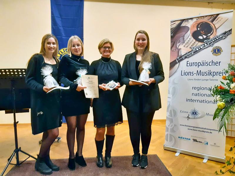 Die jungen Saxophonistinnen (v.l.) Kiara Molitor, Carlotta Hohaus, Lehrerin Katharina Betten und Nadja Konert freuen sich über den Lions Musikpreis. Foto: Universität Osnabrück/Christian Hohaus