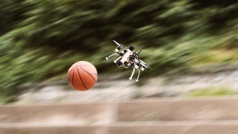 The drone is able to successfully dodge - even if the ball is approaching it from a distance of three meters at 10 m/s. 