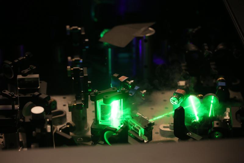 Die Oldenburger Arbeitsgruppe „Ultraschnelle Nano-Optik“ untersucht Vorgänge in der Nanowelt mit Hilfe von Lasern, die extrem kurze Lichtblitze aussenden. Foto: Universität Oldenburg