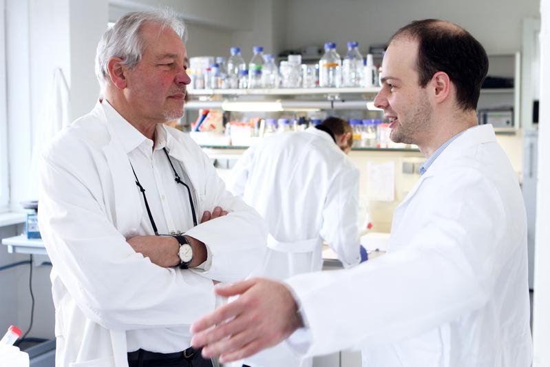 Professor Thomas Bosch (links) und Dr. Alexander Klimovich aus der Zell- und Entwicklungsbiologie an der CAU untersuchten die Rolle des Mikrobioms bei der Entstehung von Krebs. 