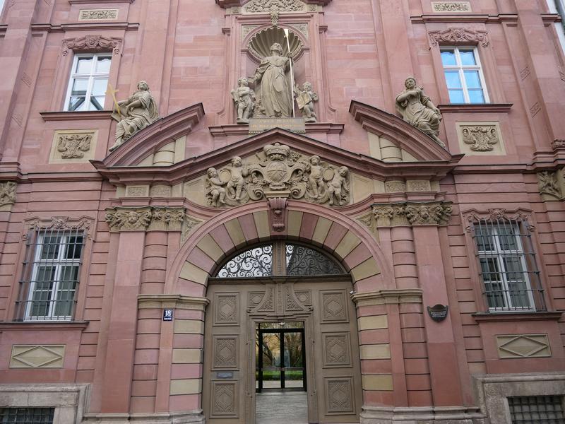 Das Portal des Priesterseminars in der Würzburger Domerschulstraße. 