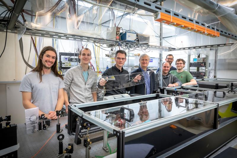 Die Arbeitsgruppe Femtoseconds Dynamics des Instituts für Experimentalphysik der TU Graz rund um ihren Leiter Markus Koch (3. von links)hat erneut einen Erfolg in der Quantenphysik vorzuweisen