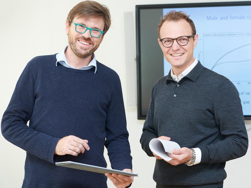         Prof. Dr. Christian Bayer (links) und Prof. Dr. Moritz Kuhn (rechts)         vom Institut für Makroökonomik und Ökonometrie der Universität Bonn. 