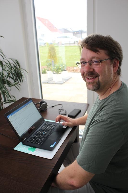 Professor Alexander Szameit and Lukas Maczewsky worked from home during the publication process to observe social distancing in response to the Covid-19 pandemic. 