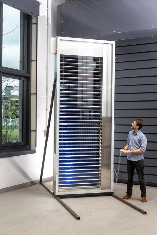 The blind is particularly suitable for buildings with large glass façades. The demonstrator shown here is integrated into a double-clad façade element.