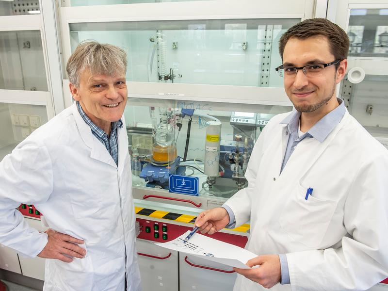 Prof. Dr. Michael Gütschow (left) and Christian Steinebach (right) from the Pharmaceutical Institute at the University of Bonn. 