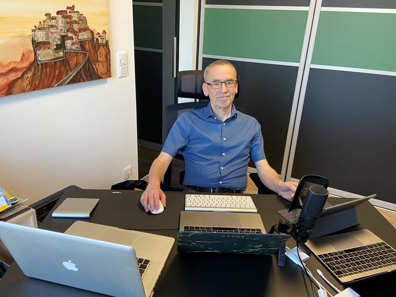 Profesor Wener Heister im Homeoffice mit Equipment. 