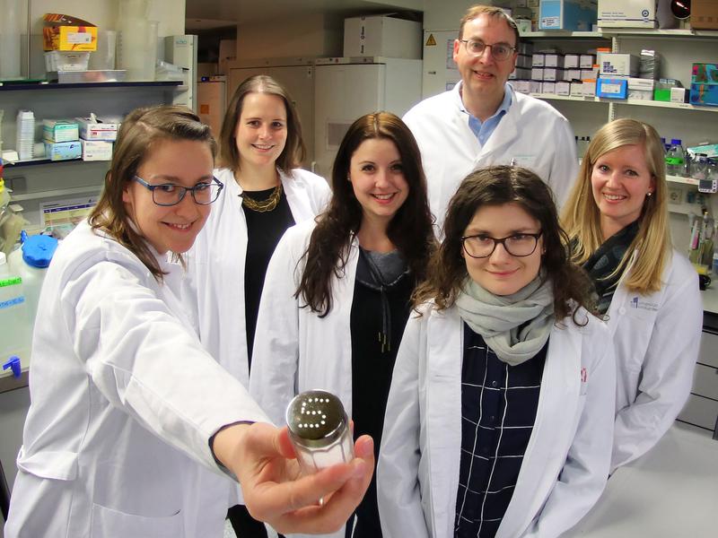 Studied the effects of salt on the immune system: (from left) Dr. Katarzyna Jobin, Natascha Ellen Stumpf, Melanie Eichler, Prof Dr. Christian Kurts, Olena Babyak and Mirjam Meissner. 