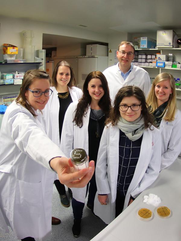 Studied the effects of salt on the immune system: (from left) Dr. Katarzyna Jobin, Natascha Ellen Stumpf, Melanie Eichler, Prof Dr. Christian Kurts, Olena Babyak and Mirjam Meissner. 