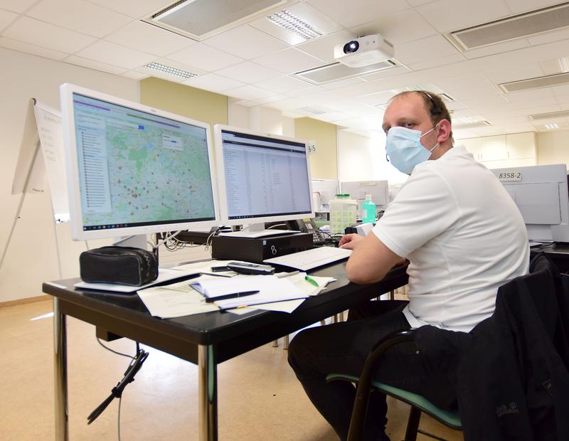 Tom Gehre behält die Landkarte mit den Krankenhäusern der Region und die Belegungslisten fest im Blick.
