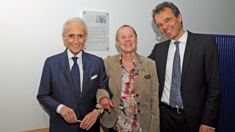 José Carreras und Prof. Dr. Andreas Neubauer mit der ehemaligen Leukämie-Patientin Marita Busse im Carreras-Leukämie-Center des Universitätsklinikums Marburg