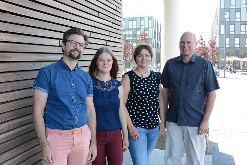 Das Forschungsteam (v.li.): Prof. Dr. Philip Cimiano und Angelika Maier (beide von CITEC) sowie Diana Schneider und Prof. Dr. Udo Seelmeyer (beide von der FH Bielefeld).