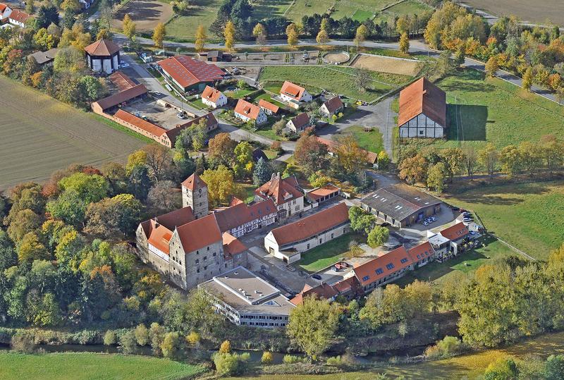 1300 Studierende lernen auf dem Kulturcampus der Uni Hildesheim. Die denkmalgeschützte Burganlage wurde für den Fachbereich „Kulturwissenschaften und Ästhetische Kommunikation“ saniert und erweitert. 