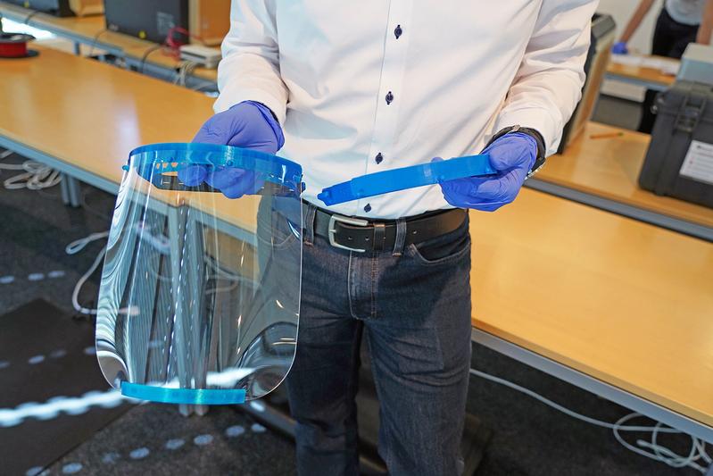 Aus dem 3D-Drucker am Institut für Materials Resource Management: Ein Vollgesichtsschutz entfaltet in manchen Situationen eine bessere Schutzwirkung als eine einfache Schutzbrille.